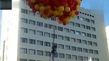 生活-天外奇迹真人版！10岁女童绑4千颗气球升空