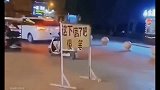 搞笑时刻：都说了前方施工请绕行不停劝告，结果尴尬了