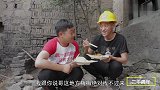 哥俩为防美女蹭饭,特意躲到后门吃午饭,没想却是防不胜防