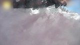 第一视角的惊心动魄 滑雪爱好者遭雪崩绝望呼救险被活埋