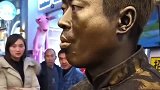 街头铜人吃饭的样子，看到他这样的吃东西后，真让人心疼