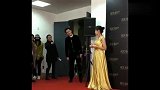 吴磊走红毯看到胡歌后，小动作太可爱了，网友：感觉和胡歌好像啊