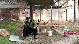 村妹看卖鸡的大爷傻，竟反骗大爷700多块钱，结局真逗