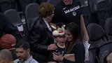 篮球-18年-暖心！马刺球迷为祖母“跪求”帕克拥抱 帕克见后显露暖男本色-专题