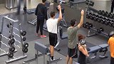 健身房内模仿陌生人的一举一动，结果反遭陌生人恶搞