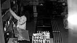 四川凉山：蒙面大盗“搬家式”洗劫超市，家中烟酒堆成小山