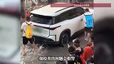 泼水节玩过头？车门被人拉开往里喷水，车主称父母全身淋湿