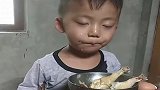 困得不行，又舍不得美食，你们家宝宝是这样吗