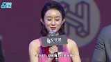 赵丽颖酷御卷发配烈焰红唇气场全开，隔屏不停送飞吻超迷人