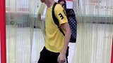 这个小妹妹真粗鲁，她一定受过高等教育