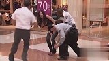 爆笑整蛊路人，遇到见色忘义的护工警察出手帮忙