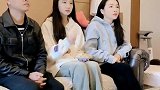 妻子喂老公吃水果，女儿不敢了