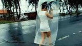 美女这雨伞够潮流的啊！下雨天不怕弄湿裙子了！
