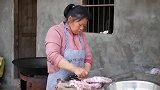 桃子妈做粉蒸排骨，一次性做6碗，用柚子叶打底，正宗的家乡味～