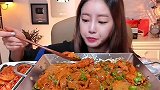 韩国宽粉美女吃青阳辣椒培根肉，辣的冒火，超满足