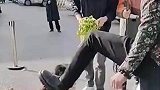 出门就看见一男子暴打卖菜老太太