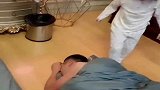爸爸喝醉酒回家，被老婆赶下床，女儿和儿子的举动原谅我笑了