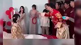 接亲游戏，新郎用套圈套婚鞋，却意外套中伴娘