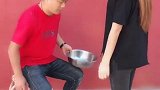 男子要和小姐姐拍段子，还没开始就被美女打晕了！