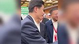 女生向广东省副省长递简历，副省长秒变HR现场帮找工作