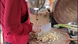 大姐在做蒜泥一会吃饺子