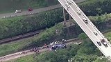 巴西一公共汽车从15米高天桥坠落 致至少14人丧生 司机逃逸