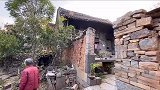 奶奶今年79岁了，身体很硬朗，一个人居住在清代的老宅里！