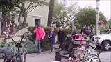 雕像恶作剧，故意伪装成雕像恶搞路人，被吓到的路人非常惊讶