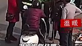 民警送九旬迷路老人回家