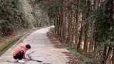 农村小伙恶作剧，在路上画眼镜蛇，恕我直言，真是太缺德了
