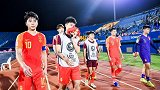 国奥沙雕行为大赏：战术角球变越位 无对抗停球出底线