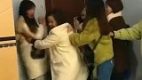 伴郎力气真大，门都给弄坏了！