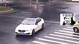 见到路口出事故男子看热闹，结果下一秒自己也成了热闹