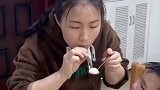 奇葩保姆喂宝宝吃汤圆皮，自己把馅喝了，讲究