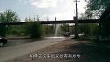 俄罗斯一处露天管道漏水，司机们免费洗车，太有意思了