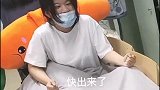 女大学生太会玩，宿舍里演生孩子的戏码，这是为将来提前预习一下