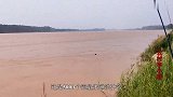 黄河泄洪涨水，大爷岸边钓到纯正黄河鲤鱼，铁棍子被拽弯，呜呜的