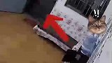 女子家中突遭陌生人闯入，竟还躺在沙发上要求睡一晚