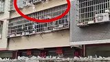 广西柳州：一女童头卡防盗网身体悬空，危急时刻快递小哥前往救援