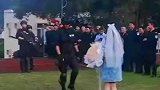 特警在战友见证下求婚，女生跪下的时候，我看到了双向奔赴的爱情