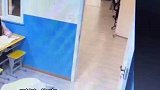 学生们教室玩跳马下一刻气氛瞬间凝固