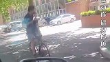 男子倒骑单车不走寻常路，淡定骑行看呆路人
