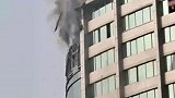 大楼发生火灾窗户从高空坠落