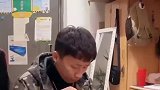 小伙在宿舍吃薯片，舍友想吃一片，谁料小伙用这招恶心人！