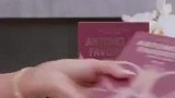 安东内拉在她最新的广告中，说着一口流利的英语