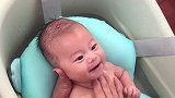 妈妈给小宝宝洗澡，没想到宝宝笑成这样，小表情太萌了！