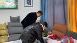 农村小夫妻在家练习看孩子，婆婆分享带娃经验，豆豆会是个好爸爸