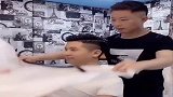 老公去剪头发，回来后衣服却破了，这是老板原来是开裁缝店的吧