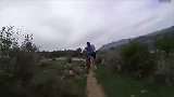 综合-17年-山地车手训练惨遭蜜蜂追杀 丢下单车拼命逃亡-专题