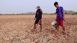 哥俩外出游玩，在泥地中捕获一堆鱼，真是太厉害了